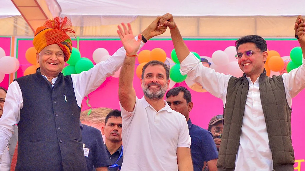 राहुल गांधी ने कहा कि हम गरीबों की जेब में पैसा डालते हैं।