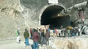 उत्तराखंडः निर्माणाधीन सुरंग में फंसे मजदूरों को बचाने की कोशिश जारी, पाइप से पहुंचाया जा रहा है ऑक्सीजन