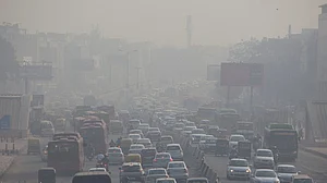 दिल्ली-NCR की हवा में घुला जहर, GRAP-4 लागू, दिहाड़ी मजदूरों के सामने रोजी-रोटी का संकट गहराया