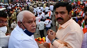 कर्नाटक में फिर येदियुरप्पा की शरण में बीजेपी, बेटे विजयेंद्र को सौंपी प्रदेश अध्यक्ष की कमान