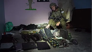 इजरायली सेना ने गाजा में हमास की इमारतों पर किया कब्जा, हमास की संसद, सरकारी परिसर, पुलिस मुख्यालय शामिल