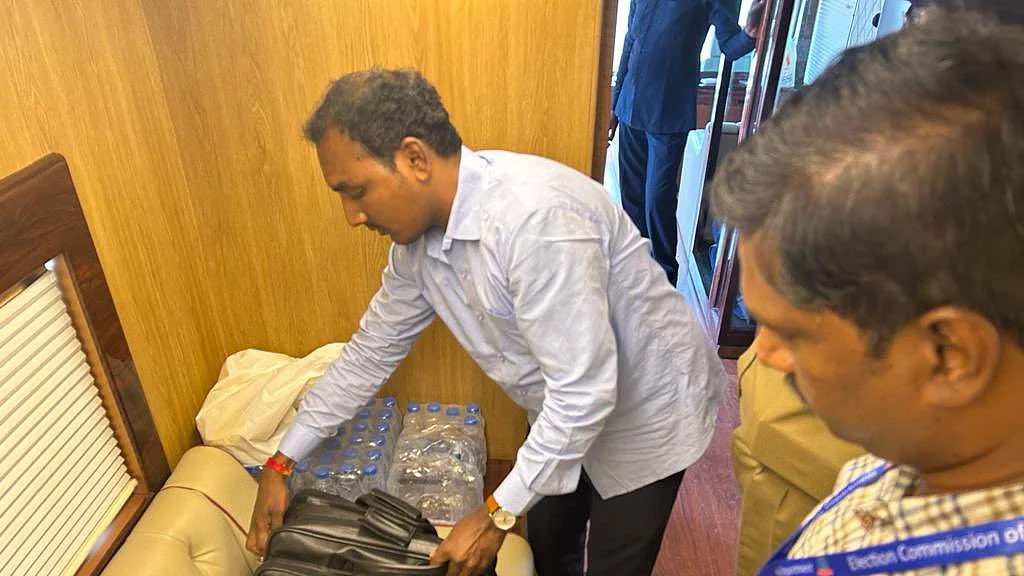 चुनाव आयोग के अधिकारियों ने KCR के प्रचार वाहन की जांच की, 'परागति रथम' के शौचालय की भी ली तलाशी