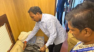तेलंगाना चुनावः आयोग के अधिकारियों ने KCR के प्रचार वाहन की जांच की, 'परागति रथम' के शौचालय की भी ली तलाशी