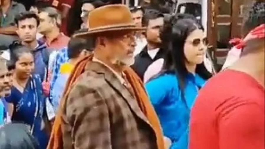 नाना पाटेकर ने सेल्फी लेने की कोशिश कर रहे फैन को जड़ा थप्पड़, वाराणसी में भीड़ के बीच खोया आपा