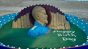 विराट मना रहे हैं अपना 35वां जन्मदिन, मशहूर रेत कलाकार सुदर्शन पटनायक ने रेत से बनाई कोहली की सुंदर कलाकृति