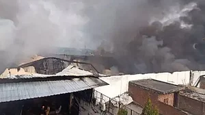 उत्तर प्रदेश के सहारनपुर में खाद्य पदार्थ के गोदाम में लगी भीषण आग, दमकल की गाड़ियां काबू पाने में जुटीं