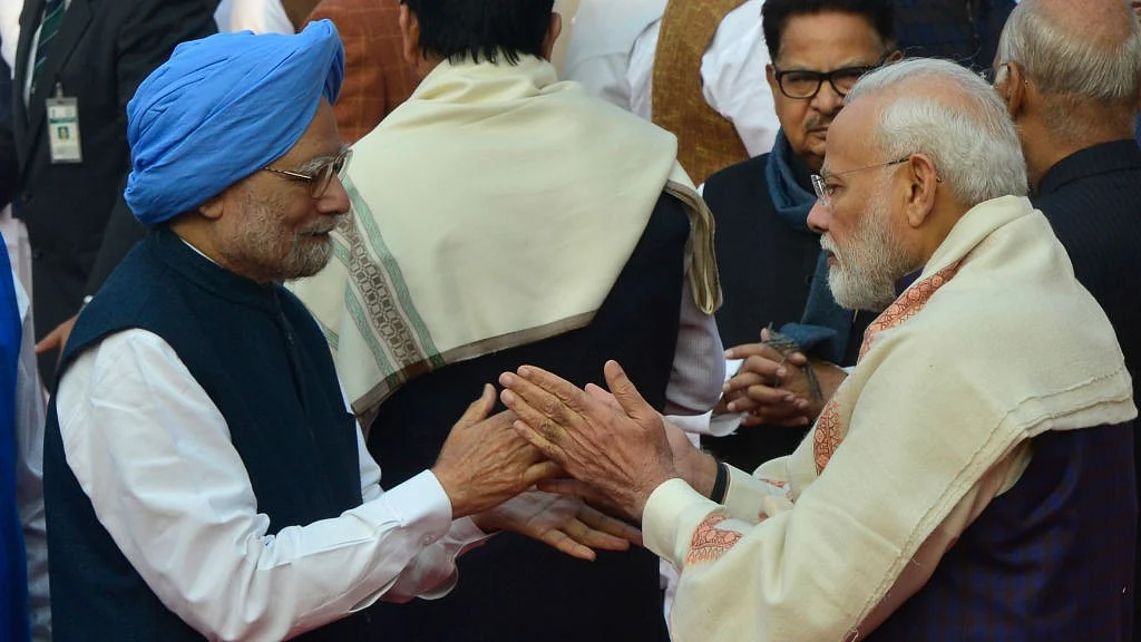 पूर्व प्रधानमंत्री डॉ मनमोहन सिंह और प्रधानमंत्री नरेंद्र मोदी एक कार्यक्रम के दौरान (फाइल फोटो : Getty Images)