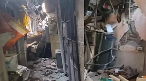 वीडियो: मुंबई के चेंबूर में सिलेंडर ब्लास्ट से ढहा घर, 11 को बचाया गया, 4 घायल