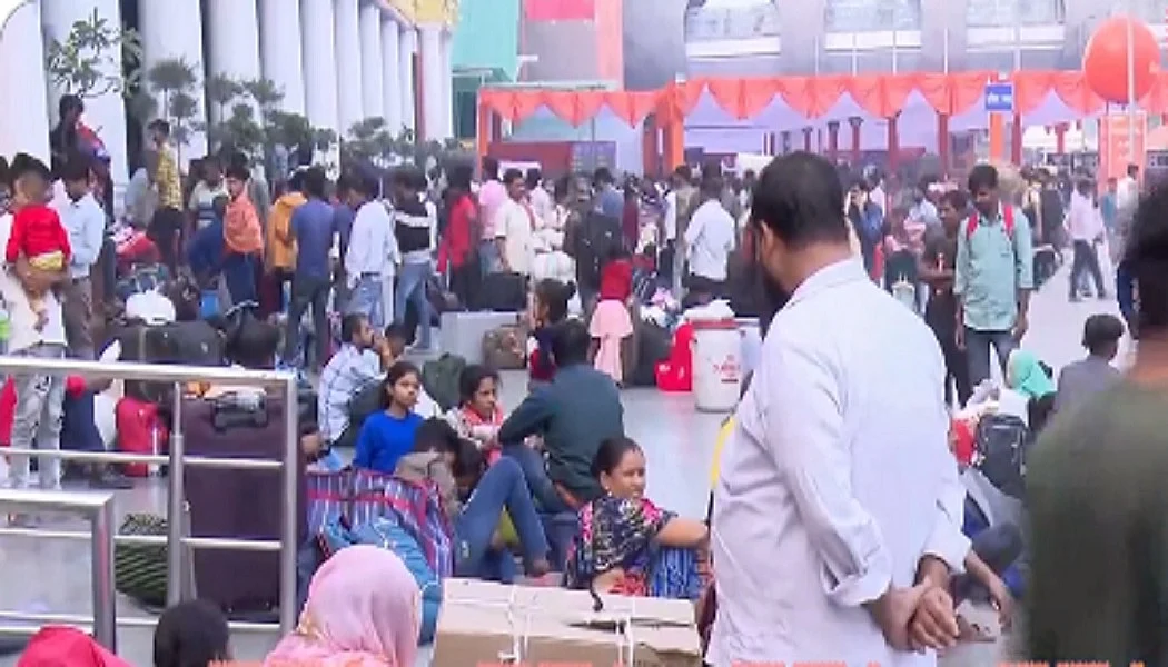 स्पेशल फेस्टिवल ट्रेनें भी और बर्थ भी हैं, तो फिर स्टेशनों पर यात्रियों की अपार भीड़ क्यों?