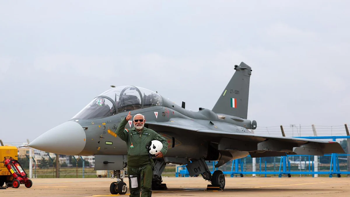 पीएम मोदी ने तेजस में भरा उड़ान।