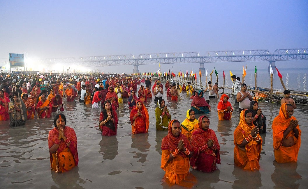 Chhath Puja: छठ व्रत में पानी पीने की सही विधि, जानें बिना व्रत टूटे कैसे पिएं पानी