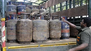 त्योहार के मौसम में फूटा एक और महंगाई बम! महंगा हुआ LPG सिलेंडर, जानें क्या है नई कीमत?
