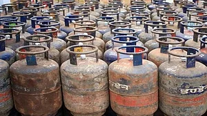 महीने के पहले ही दिन लगा महंगाई का झटका! LPG सिलेंडर के दाम बढ़े, जानें कितनी बढ़ी कीमतें?