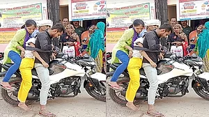 यूपी में स्वास्थ्य व्यवस्था की बदहाली देखिए! बहन का शव पीठ पर बांधा और बाइक से ले गया भाई, देखते रहे लोग