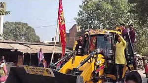 यूपी: बुलडोजर से निकाली राम कलश यात्रा, कहा- जो सनातन को खत्म करने की करेगा बात उसे बुलडोजर से कर देंगे खत्म