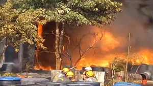 उत्तर प्रदेश के गाजियाबाद में केमिकल फैक्ट्री में लगी भीषण आग, सामने आया भयावह वीडियो, देखें