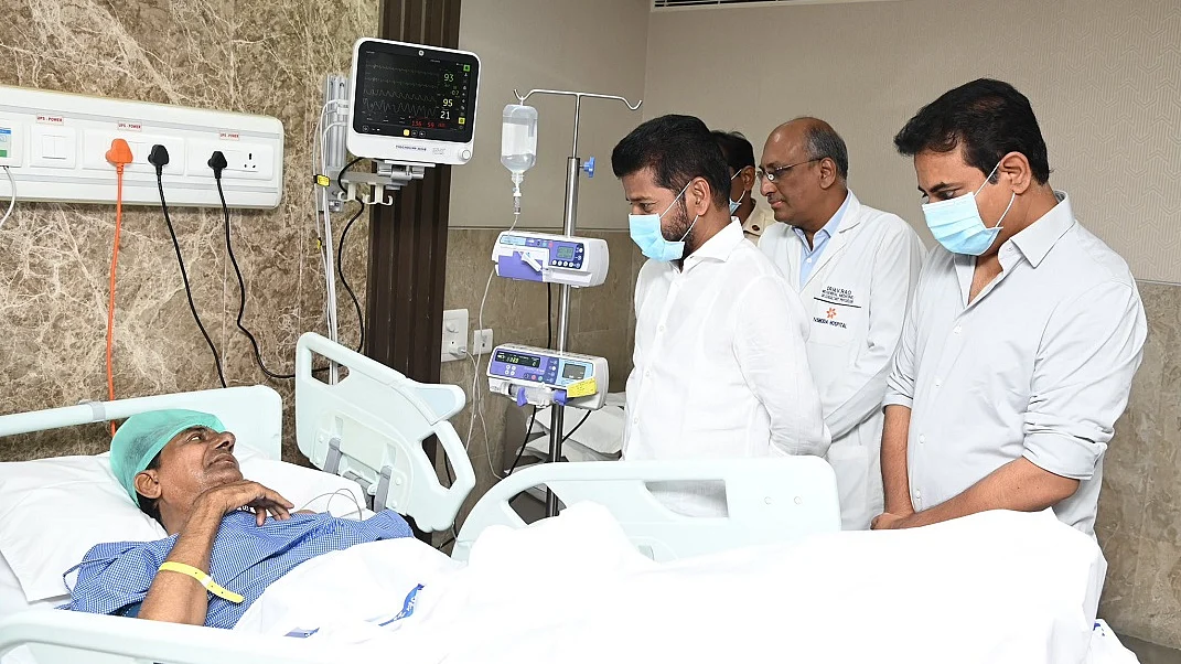 तेलंगाना के सीएम रेवंत रेड्डी ने अस्पताल में  चंद्रशेखर राव से मुलाकात कर हालचाल जाना