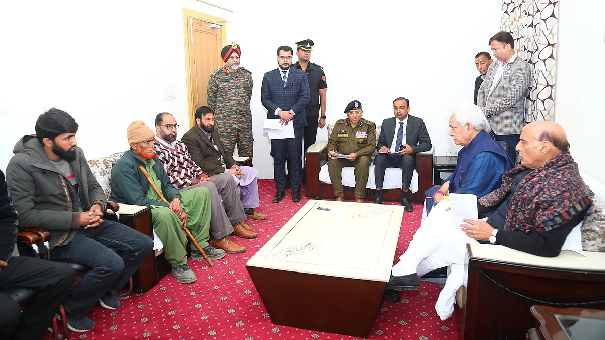 रक्षा मंत्री राजनाथ सिंह ने पीड़ित परिवारों से मुलाकात की (फोटो सौजन्य - @DefenceMinIndia)