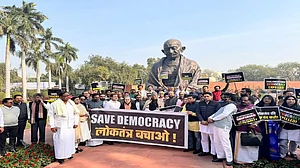 141 विपक्षी सांसदों के निलंबन के विरोध में संसद परिसर में प्रदर्शन, सोनिया गांधी और खड़गे हुए शामिल