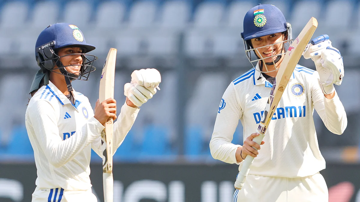 भारत ने ऑस्ट्रेलिया को एक मात्र टेस्ट में आठ विकेट से हराया।