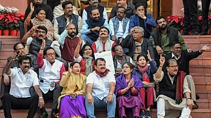 संसद से आज भी 49 सांसदों को किया गया सस्पेंड, मोदी सरकार से जवाब मांगने पर अब तक 141 MP को दिखाया बाहर का रास्ता