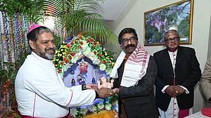 झारखंड: हेमंत सोरेन ने आर्च बिशप हाउस में बालक प्रभु यीशु के दर्शन किए, क्रिसमस की बधाई दी