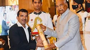 पहलवान वीरेंद्र सिंह ने किया एथलीटों का समर्थन, कहा- मैं भी पद्मश्री लौटाऊंगा