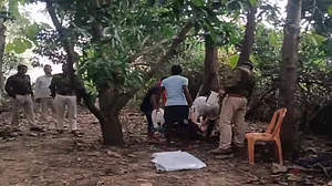 बिहार के बक्सर में पेड़ से लटका मिला लापता शिक्षक का शव, इलाके में फैली सनसनी