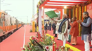 PM ने हरी झंडी दिखाकर 6 वंदे भारत और 2 अमृत भारत ट्रेन का किया उद्घाटन