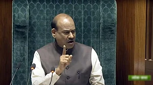 गलती या विपक्ष को दबाने की जल्दबाजी, गैरहाजिर सांसद को भी किया सस्पेंड, तूल पकड़ने पर निलंबन लिया वापस