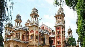इलाहाबाद सेंट्रल यूनिवर्सिटी के हॉस्टल में धमाका! छात्र बना रहा था बम, गंभीर रूप से हुआ घायल