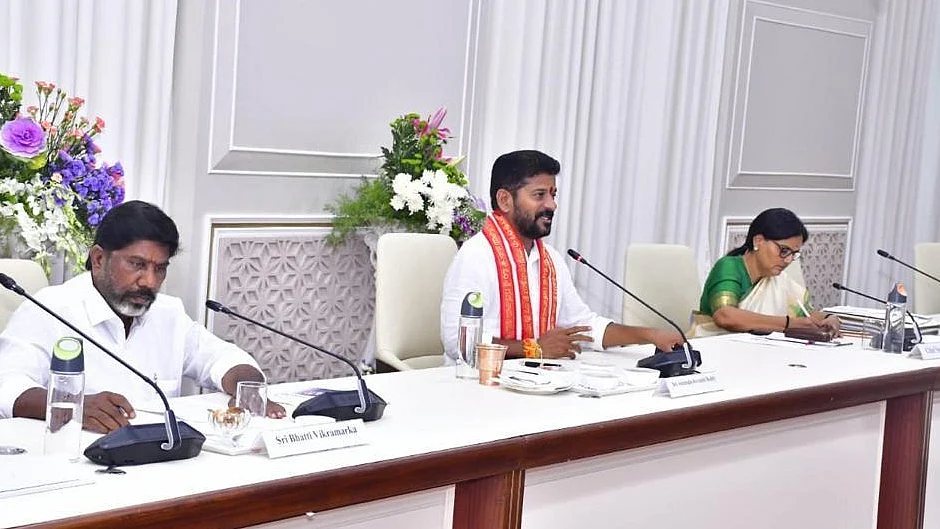 रेवंत रेड्डी ने तेलंगाना के मुख्यमंत्री का पदभार संभाला, पहली कैबिनेट बैठक की