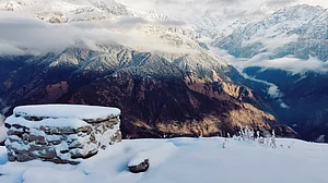 उत्तराखंड: पहाड़ों पर जम कर हुई बर्फबारी, ऊपरी इलाकों में माइनस 8 डिग्री तक पहुंचा तापमान