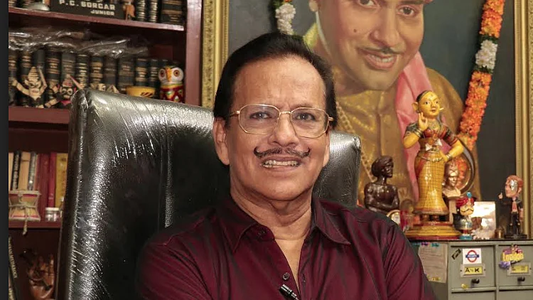 मशहूर जादूगर पी सी सरकार जूनियर कोलकाता में ED कार्यालय में पेश हुए