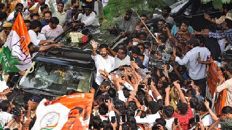 कांग्रेस की जीत का जश्न मनाते कार्यकर्ता