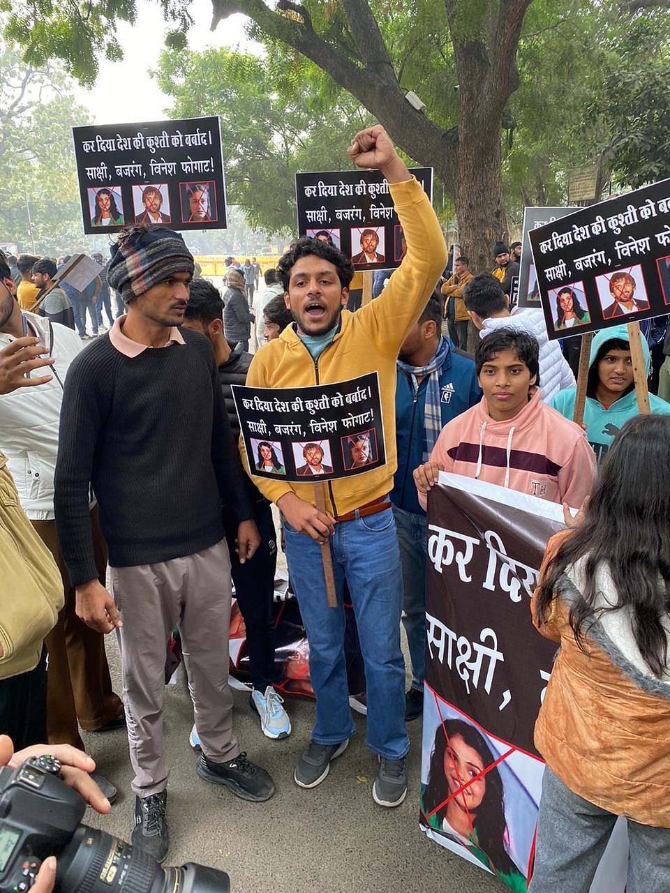 प्रदर्शनकारी पहलवानों पोस्टर लेकर नारे लगाए 'कर दिया देश की कुश्ती को बर्बाद! साक्षी, बजरंग और विनेश फोगाट'