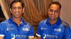 धोनी के पूर्व बिजनेस पार्टनर के खिलाफ गुजरात और तमिलनाडु में भी मुकदमे, क्रिकेट अकादमी खोलने के नाम पर धोखाधड़ी के आरोप