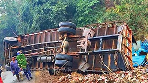 ओडिशा के मयूरभंज में ट्रक पलटा, 6 लोगों की मौत, 9 लोग गंभीर रूप से घायल, सीएम ने मदद का ऐलान किया