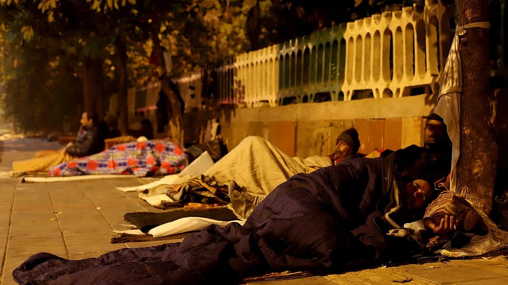 सुहानी अर्थव्यवस्था के दावों तले आहें भरते आम लोग