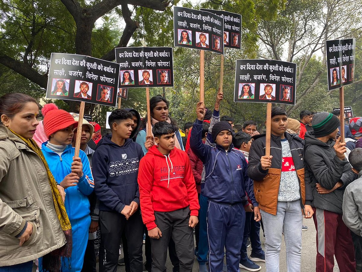 पहलवानों ने डब्ल्यूएफआई में चल रहे विवाद में कार्रवाई और यूनाइटेड वर्ल्ड रेसलिंग (यूडब्ल्यूडब्ल्यू) के हस्तक्षेप की मांग की।