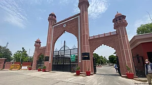 अल्पसंख्यक दर्जे पर उच्चतम न्यायालय की टिप्पणी का एएमयू बिरादरी ने किया स्वागत, फैजान मुस्तफा ने बताया बड़ी जीत