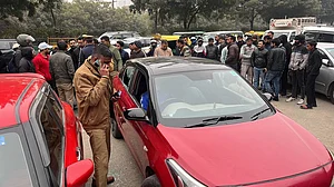 नोएडा में जिम के बाहर एयर इंडिया कर्मचारी की गोली मारकर हत्या, कार में बैठते ही हमलावरों ने बरसाई गोलियां