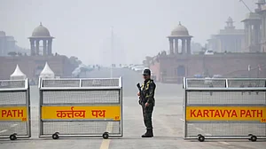 दिल्ली-NCR पर मौसम का ट्रिपल अटैक, प्रदूषण के साथ कड़ाके की सर्दी और घने कोहरे की मार, कई इलाकों में AQI 450 के करीब