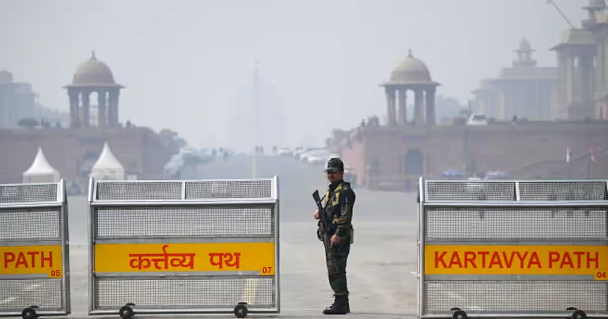 दिल्ली-NCR पर मौसम का ट्रिपल अटैक, प्रदूषण के साथ कड़ाके की सर्दी और घने कोहरे की मार, कई इलाकों में AQI 450 के करीब