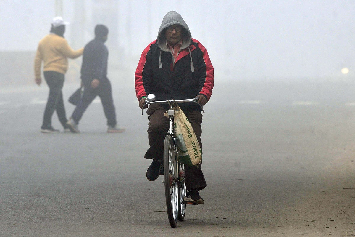 दिल्लीवासियों को अभी नहीं मिलेगी ठंड से राहत! इतने डिग्री दर्ज किया गया न्यूनतम तापमान, 'बेहद खराब' श्रेणी में AQI 