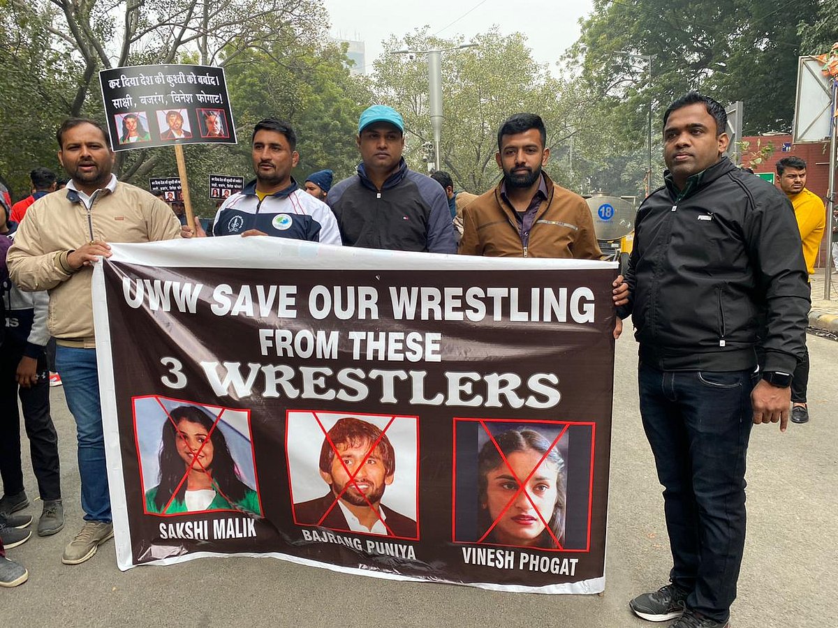 प्रदर्शन कर रहे पहलवानों ने हाथों में पोस्टर लिया था, जिसमें लिखा था 'हमारी कुश्ती को इन तीन पहलवानों से बचाएं'