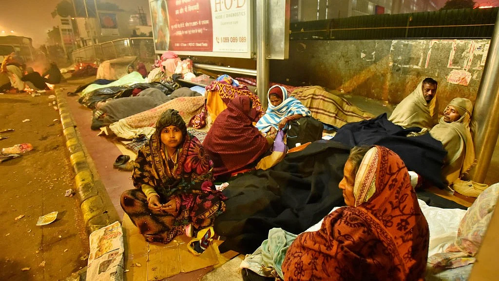 एम्स के बाहर खुले में रात गुजारने वालों की संख्या हजारों में है (Getty Images)