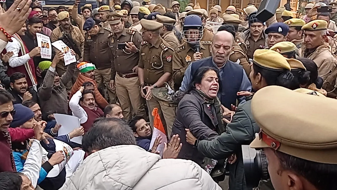 BHU छात्रा के लिए न्याय की मांग को लेकर कांग्रेस का जोरदार प्रदर्शन