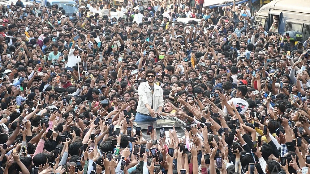 बिग बॉस की ट्रॉफी लेकर डोंगरी पहुंचे मुनव्वर, हजारों प्रशंसकों की उमड़ी भीड़