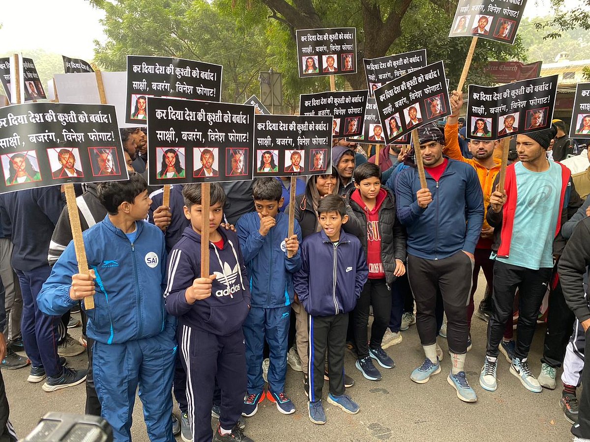 युवा पहलवानों ने 'भारत में कुश्ती की प्रगति में बाधा डालने के लिए' तीनों पहलवानों के खिलाफ कार्रवाई की मांग की।